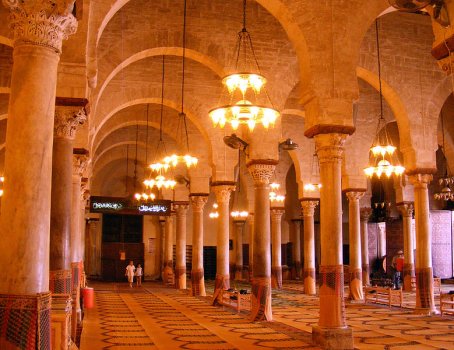 33Wikicommons_La_salle_de_pri__re_de_la_Grande_Mosqu__e_de_Kairouan.JPG