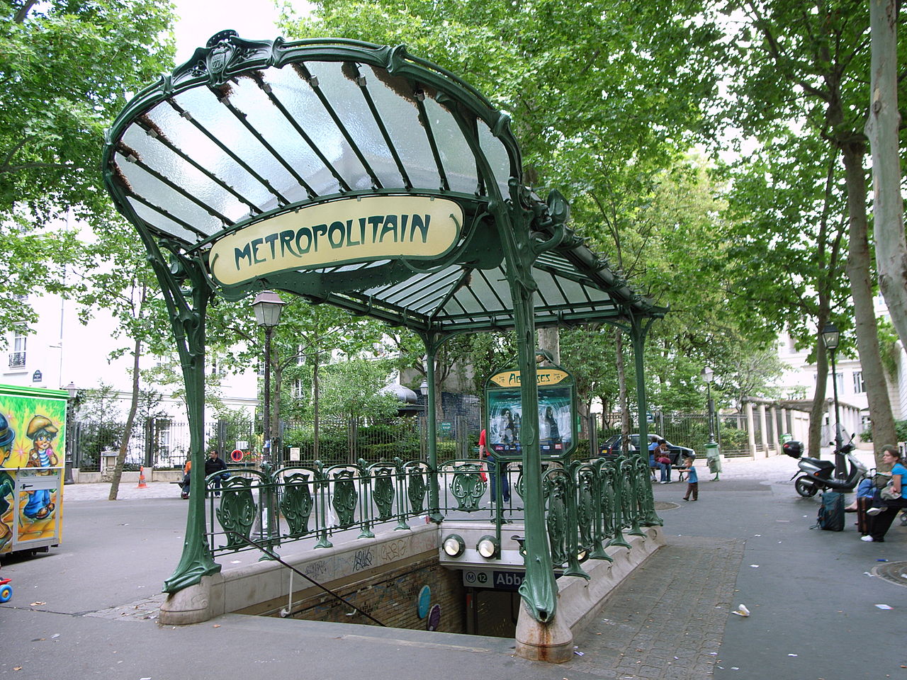 https://upload.wikimedia.org/wikipedia/commons/thumb/b/b1/Abesses_entrance_1.jpg/800px-Abesses_entrance_1.jpg