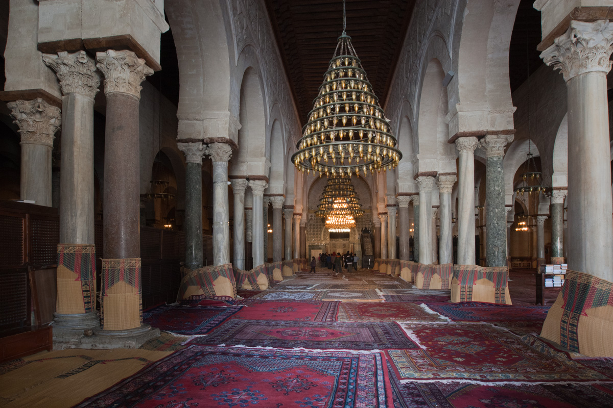 28Wikicommons_Salle_de_prière_de_la_Grande_Mosquée_de_Kairouan_Jerzystrzelecki.jpg